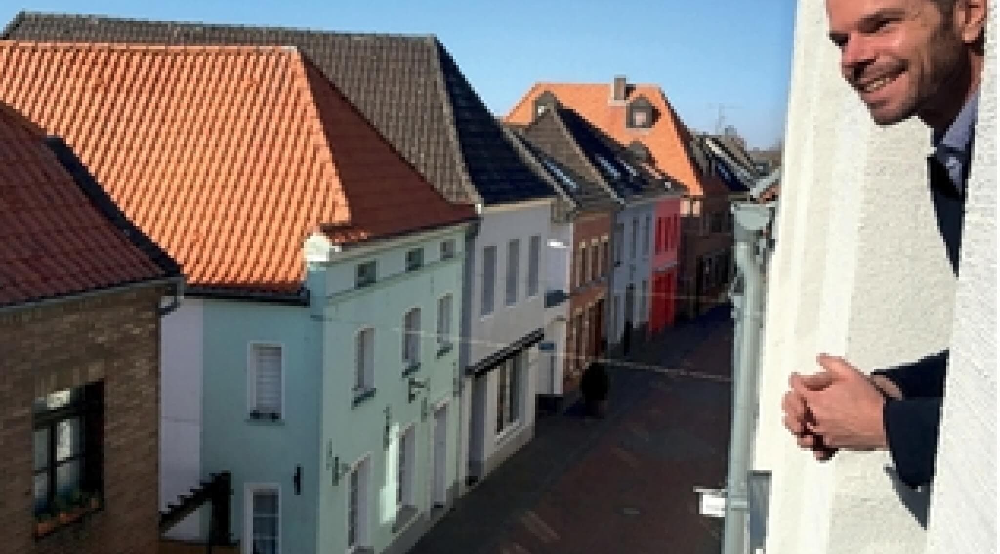 Rainer Nellessen geniet van het uitzicht boven de daken van Straelen